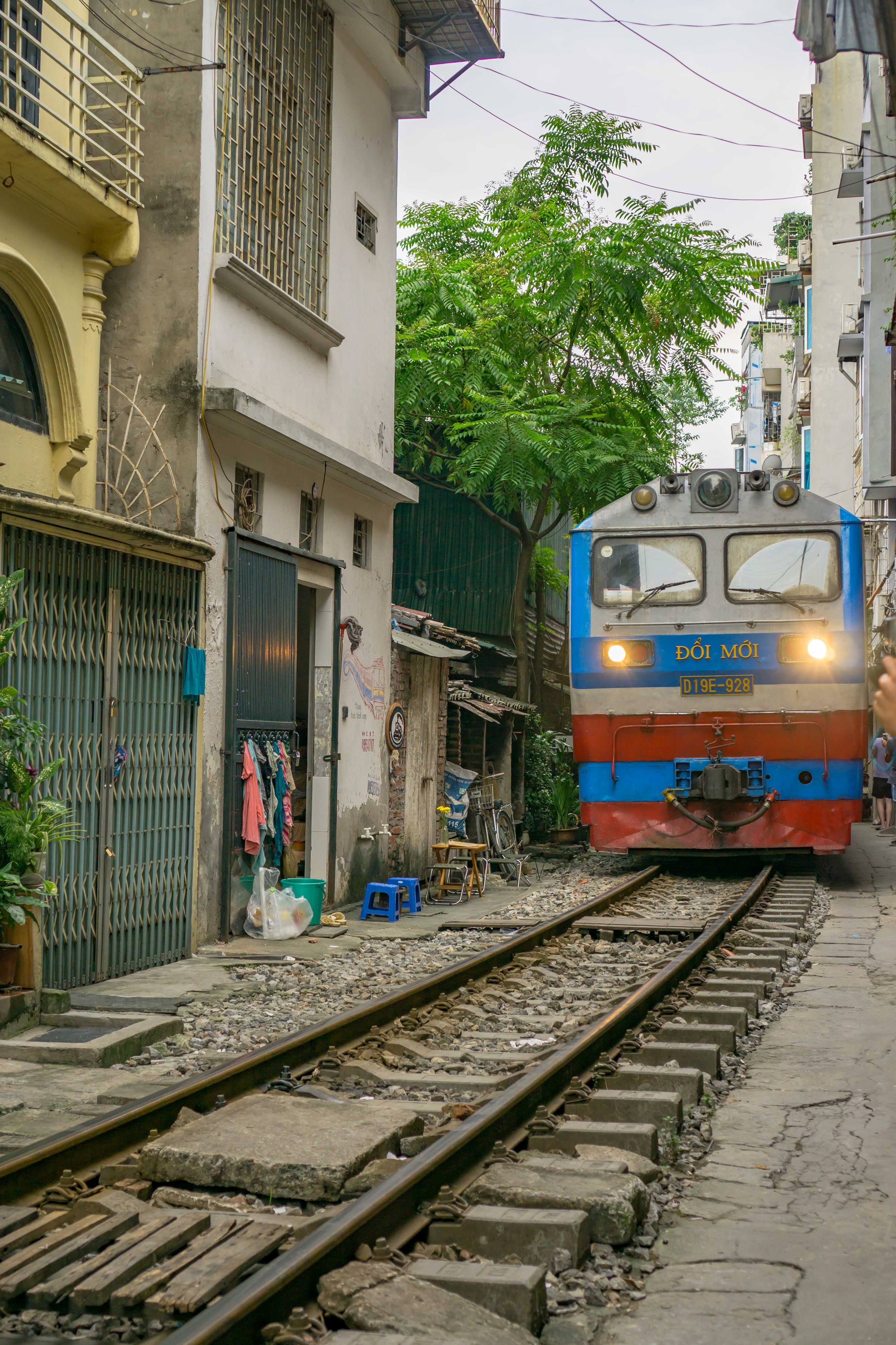 train street hanoi train time