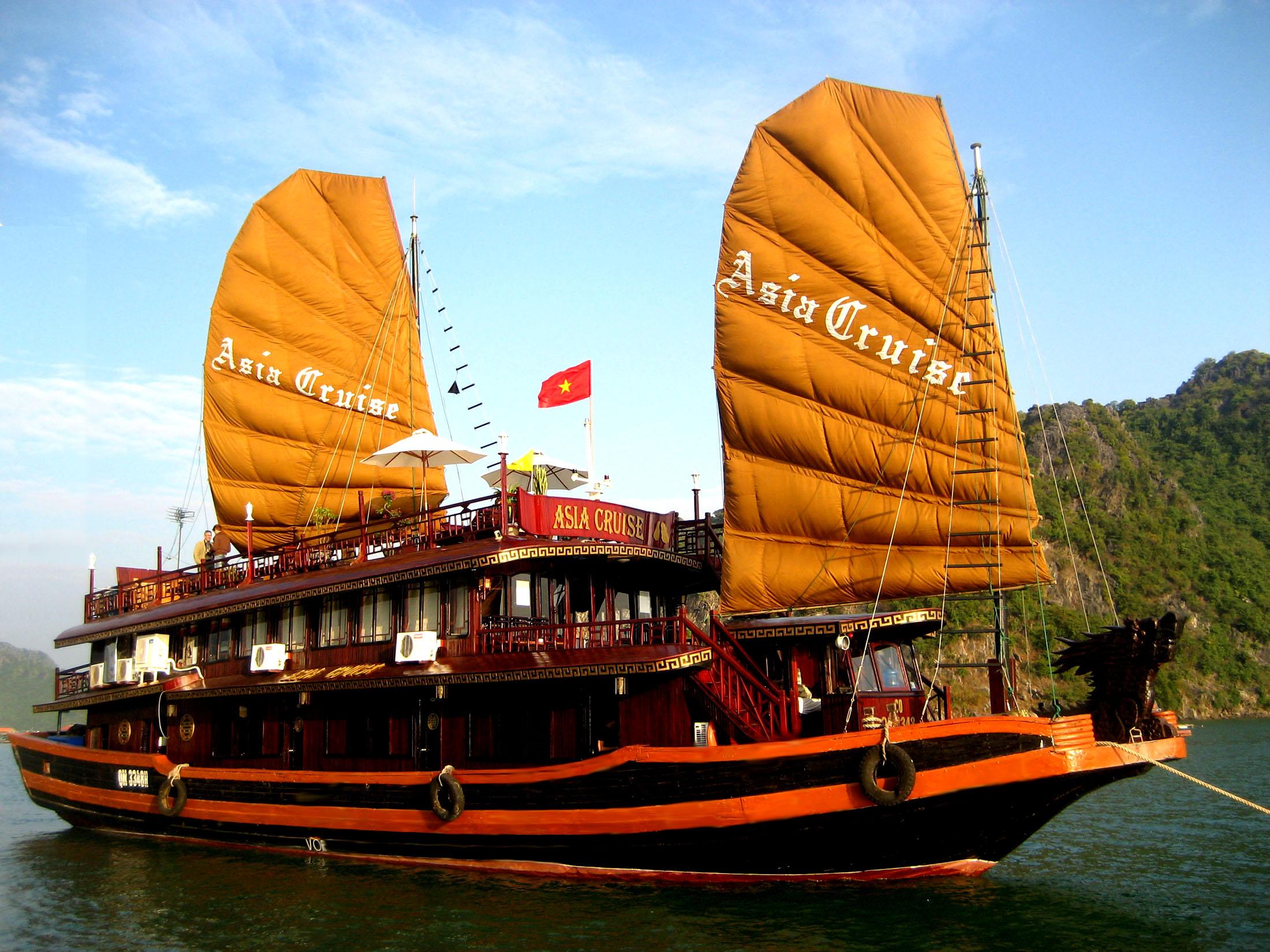 romantic honeymoon cruise ha long bay