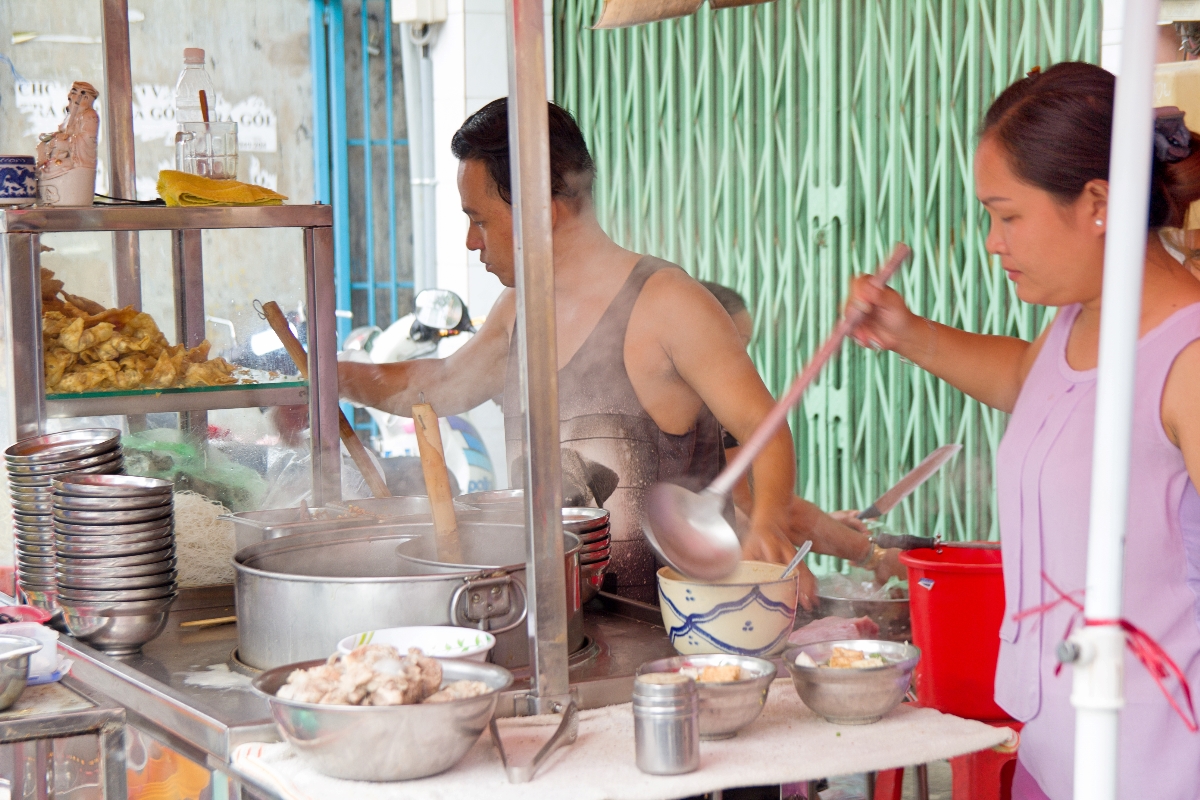 where to eat bun mi vang