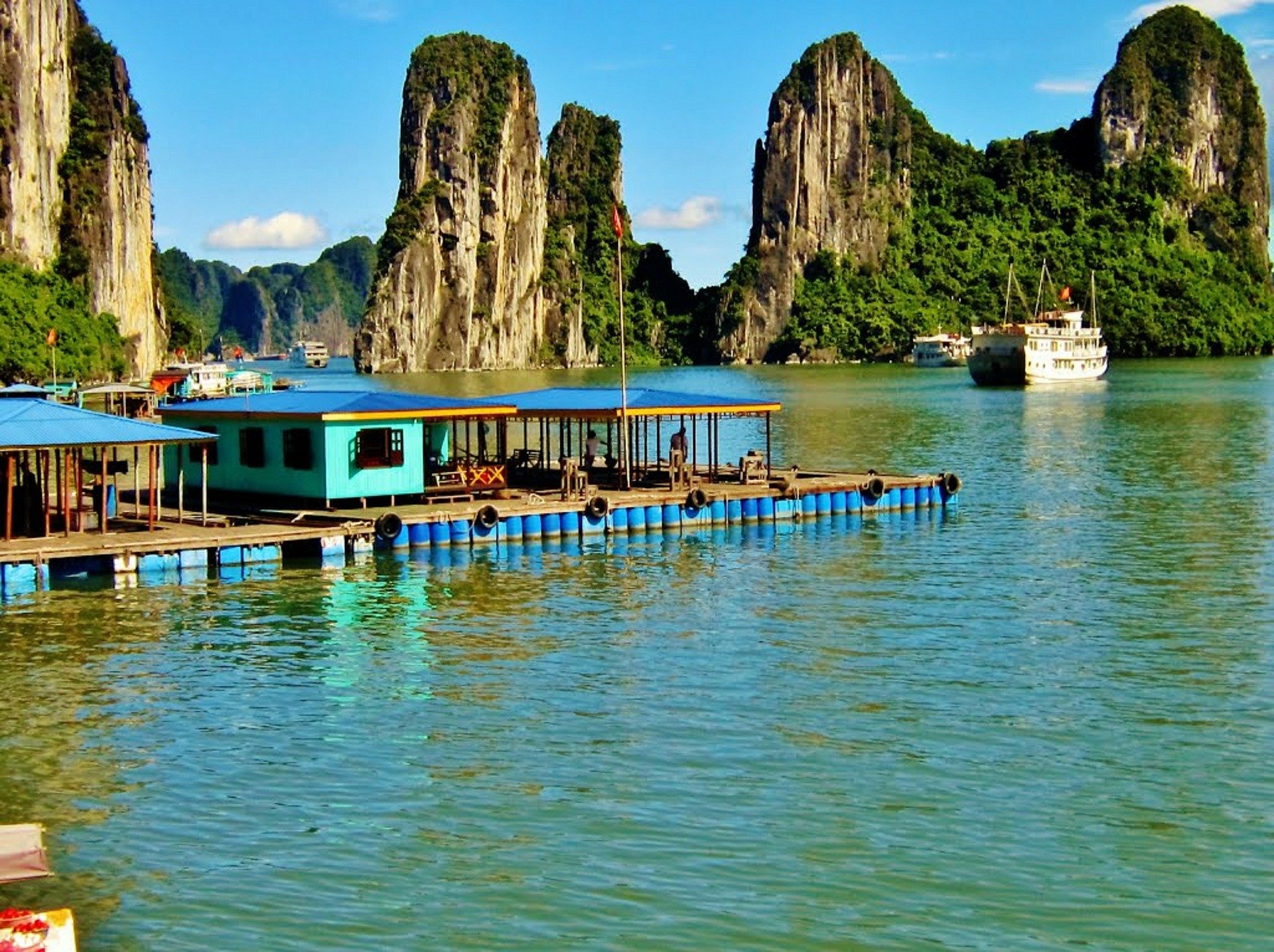 floating market in ha long bay