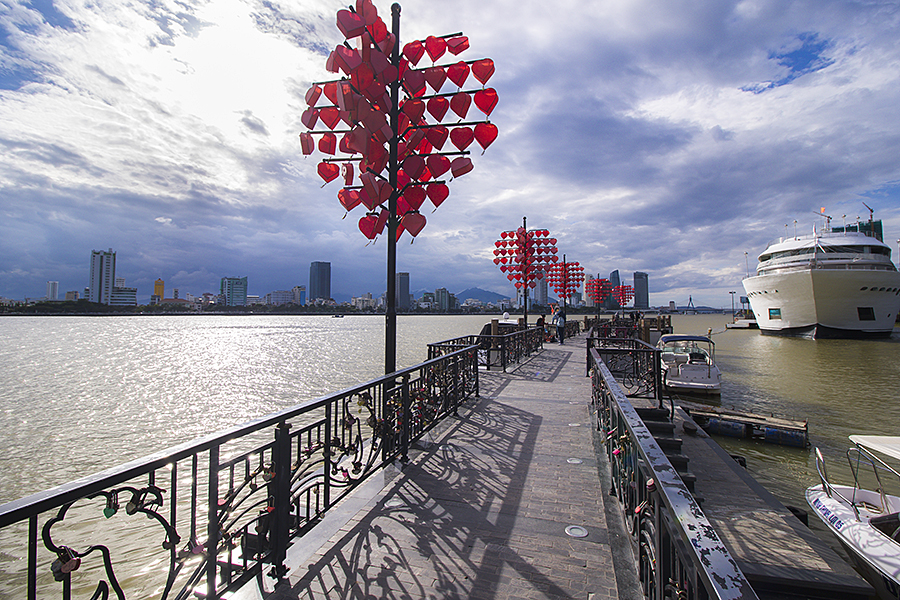 love lock bridge in da nang