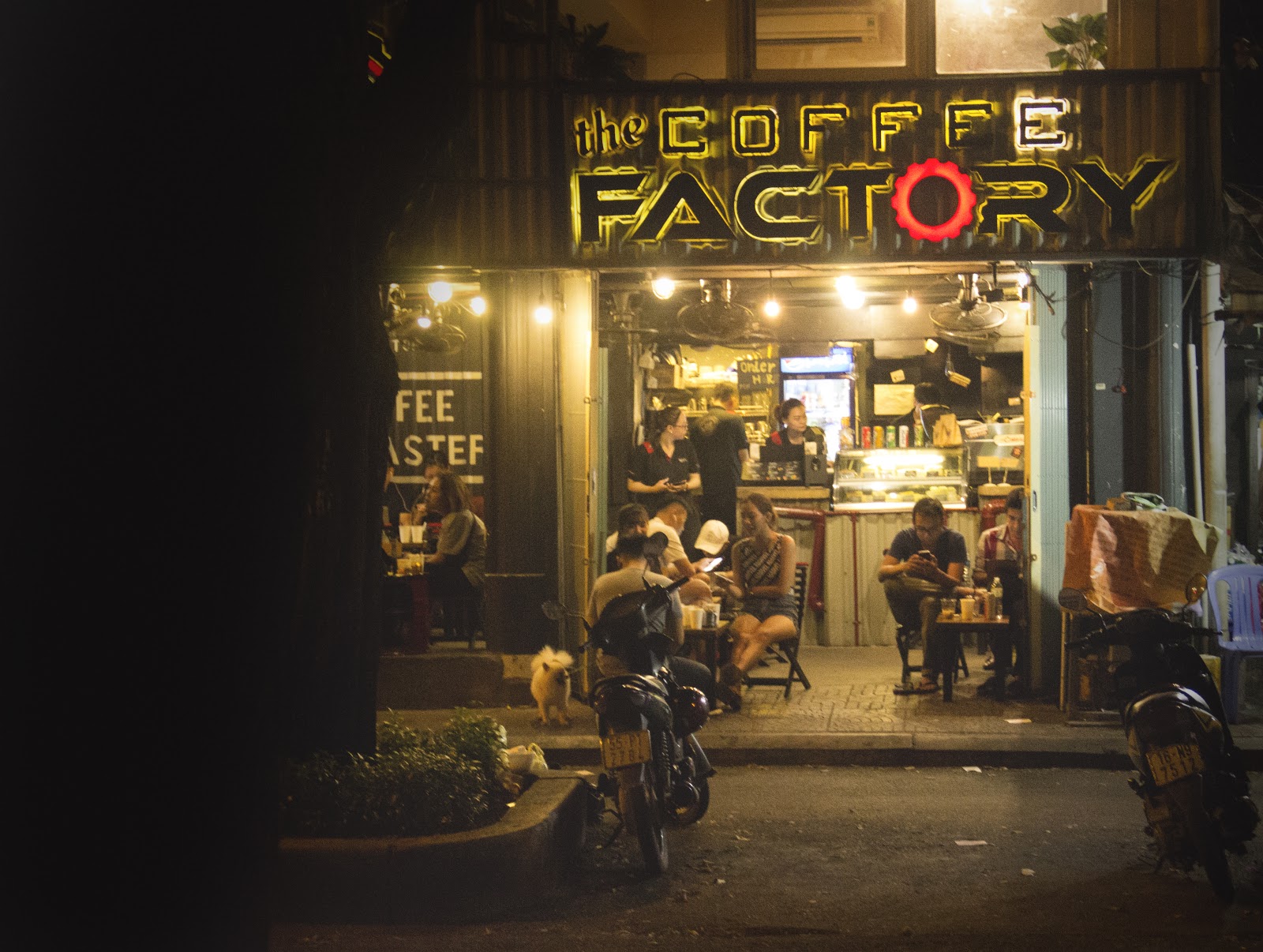 coffee-factory-saigon-cafe-night